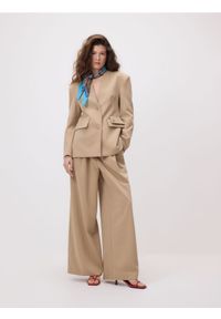 Reserved - Marynarka z poduszkami na ramionach - beżowy. Kolor: beżowy. Materiał: tkanina. Wzór: gładki #1