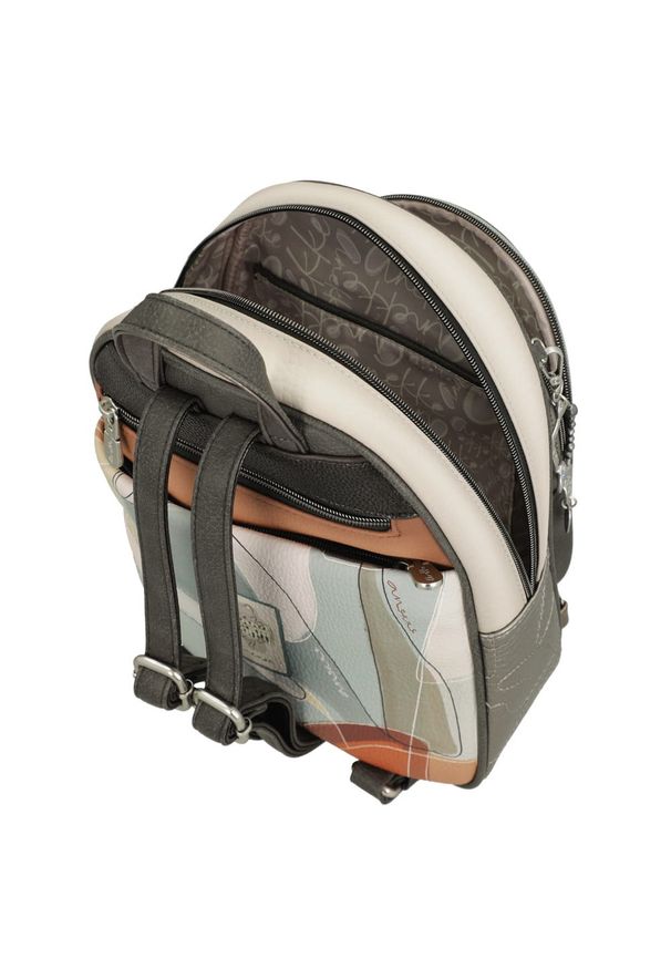 Plecak damski Anekke, z dekoracyjnym nadrukiem i metalowym logo zapinany na zamek z wygodną rączką regulowanymi szelkami oraz ozdobnym brelokiem, sza. Kolor: szary. Materiał: materiał. Wzór: nadruk. Styl: elegancki, casual