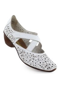 Skórzane półbuty damskie ażurowe na obcasie białe Rieker 43773-80. Kolor: biały. Materiał: skóra. Wzór: ażurowy. Obcas: na obcasie. Wysokość obcasa: średni #1