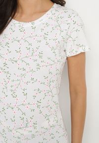 Born2be - Biały T-shirt z Bawełny w Kwiaty Savilisse. Okazja: na co dzień. Kolor: biały. Materiał: bawełna. Wzór: kwiaty. Styl: klasyczny, casual