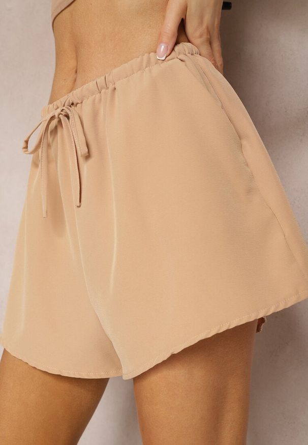 Renee - Beżowe Szorty High Waist z Gumką w Talii Virasa. Okazja: na co dzień, na spacer. Stan: podwyższony. Kolor: beżowy. Sezon: lato, wiosna. Styl: casual, elegancki
