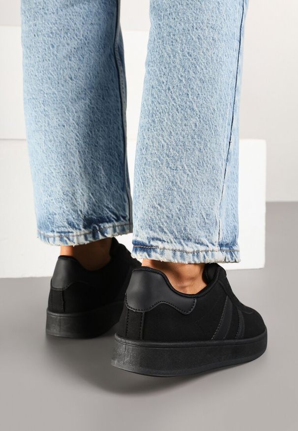 Renee - Czarne Sneakersy na Niskiej Platformie z Naszywkami Flordexia. Okazja: na co dzień. Kolor: czarny. Materiał: jeans. Wzór: aplikacja. Obcas: na platformie