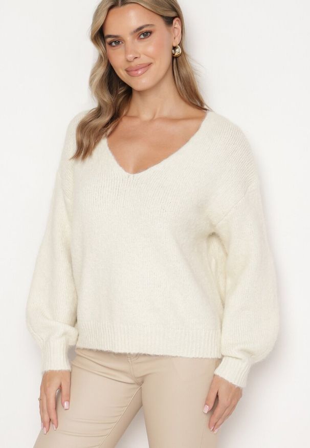 Born2be - Jasnobeżowy Sweter z Wełną i Ozdobnymi Naszywkami na Łokciach Norethra. Typ kołnierza: dekolt w serek. Kolor: beżowy. Materiał: wełna. Długość rękawa: długi rękaw. Długość: długie. Wzór: aplikacja. Sezon: zima, jesień. Styl: elegancki