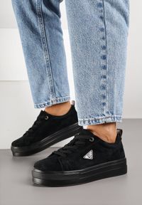 Born2be - Czarne Zamszowe Sneakersy na Grubej Podeszwie z Metaliczną Ozdobą Messle. Okazja: na co dzień. Kolor: czarny. Materiał: zamsz. Wzór: aplikacja