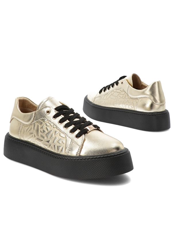 Złote Sneakersy Filippo Modne Obuwie Damskie. Zapięcie: sznurówki. Kolor: złoty. Materiał: materiał. Wzór: geometria. Obcas: na platformie. Styl: klasyczny