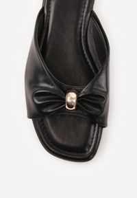 Renee - Czarne Klapki na Płaskiej Podeszwie Zdobione Metaliczną Aplikacją Winnessa. Okazja: na co dzień. Kolor: czarny. Materiał: jeans. Wzór: aplikacja. Obcas: na płaskiej podeszwie. Styl: casual #9