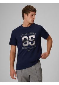 4f - 4F T-shirt regular z nadrukiem męski - granatowy M. Okazja: na co dzień, na spacer. Kolor: niebieski. Materiał: jeans, dzianina, bawełna, dresówka, materiał, jersey. Wzór: nadruk. Styl: casual, klasyczny #1
