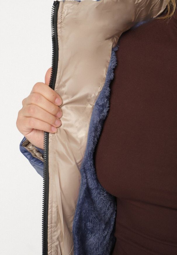 Born2be - Niebieska Pikowana Kurtka o Prostym Kroju z Kapturem Nileria. Okazja: na spotkanie biznesowe, na co dzień, do pracy. Typ kołnierza: kaptur. Kolekcja: plus size. Kolor: niebieski. Materiał: poliester, jeans, dzianina. Styl: casual, biznesowy