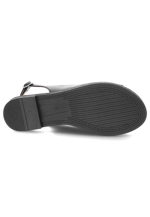 Czarne Sandały Filippo Wygodne Płaskie Obuwie Damskie. Okazja: na co dzień. Nosek buta: otwarty. Zapięcie: pasek. Kolor: czarny. Materiał: skóra. Wzór: aplikacja. Obcas: na płaskiej podeszwie. Styl: casual, elegancki