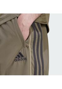 Adidas - adidas Spodnie dresowe adicolor Teamgeist KD5865 Khaki Loose Fit. Kolor: brązowy. Materiał: syntetyk #2