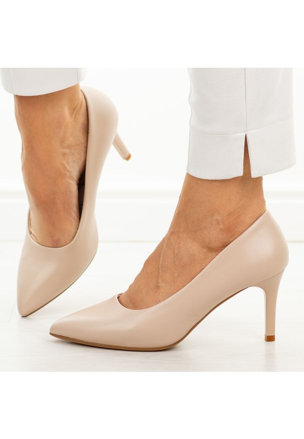 Różowe krem szpilki damskie Sergio Leone 1509. Okazja: na imprezę, na co dzień, na spotkanie biznesowe. Kolor: różowy. Materiał: skóra. Szerokość cholewki: normalna. Sezon: wiosna, lato, jesień. Obcas: na szpilce. Styl: wizytowy, klasyczny, casual, biznesowy, elegancki