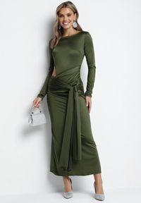 Born2be - Zielona Sukienka Koktajlowa Ozdobiona Wiązaniem i Wycięciem Vamizola. Okazja: na co dzień. Kolor: zielony. Wzór: aplikacja. Typ sukienki: proste. Styl: wizytowy #1