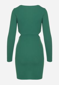 Born2be - Zielona Sukienka o Dopasowanym Kroju z Wycięciami w Talii Halassia. Okazja: na co dzień, na randkę. Typ kołnierza: dekolt w serek. Kolor: zielony. Długość rękawa: długi rękaw. Typ sukienki: dopasowane, proste. Styl: casual, elegancki #4