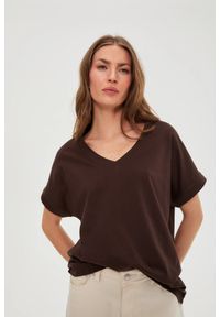 MOODO - T-shirt z dekoltem brązowy. Kolor: brązowy. Materiał: bawełna #1