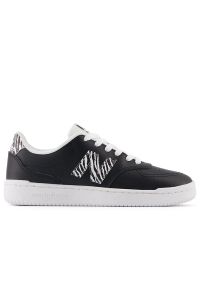 Buty New Balance BBW80APR - czarne. Okazja: na co dzień. Kolor: czarny. Materiał: materiał, skóra, syntetyk, guma. Szerokość cholewki: normalna. Sport: koszykówka, turystyka piesza
