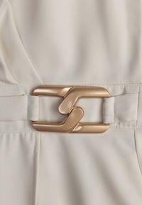 Renee - Jasnobeżowa Elegancka Sukienka o Kopertowym Kroju Zdobiona Aplikacją w Talii Zilendra. Kolor: beżowy. Wzór: aplikacja. Typ sukienki: kopertowe. Styl: elegancki #3