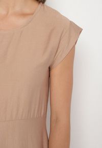 Born2be - Jasnobrązowa Wiskozowa Sukienka o Rozkloszowanym Kroju Lizena. Okazja: na imprezę, na co dzień. Kolor: brązowy. Materiał: wiskoza. Sezon: wiosna, lato. Styl: casual, klasyczny #4