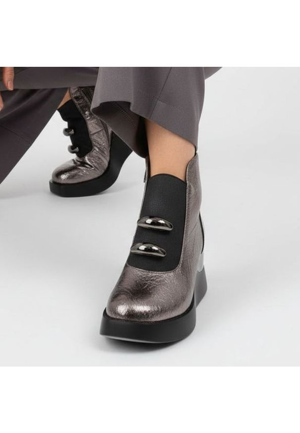 Srebrne Botki S.Barski Stylowe Damskie Buty Na Koturnie. Zapięcie: klamry. Kolor: srebrny. Szerokość cholewki: normalna. Wzór: aplikacja. Sezon: zima, jesień. Obcas: na koturnie. Styl: elegancki