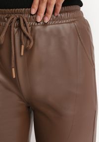 Born2be - Brązowe Szerokie Spodnie z Imitacji Skóry z Gumką w Pasie Attar. Kolor: brązowy. Materiał: skóra #3
