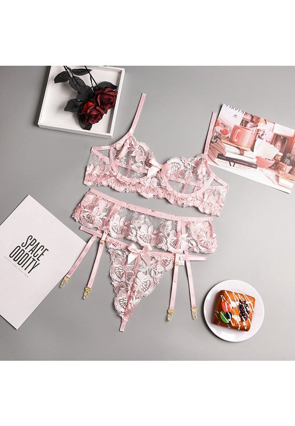 Intica - Komplet bielizny koronkowej z kwiatowym wzorem na romantyczne wieczory Trixy. Kolor: różowy. Materiał: koronka. Wzór: kwiaty