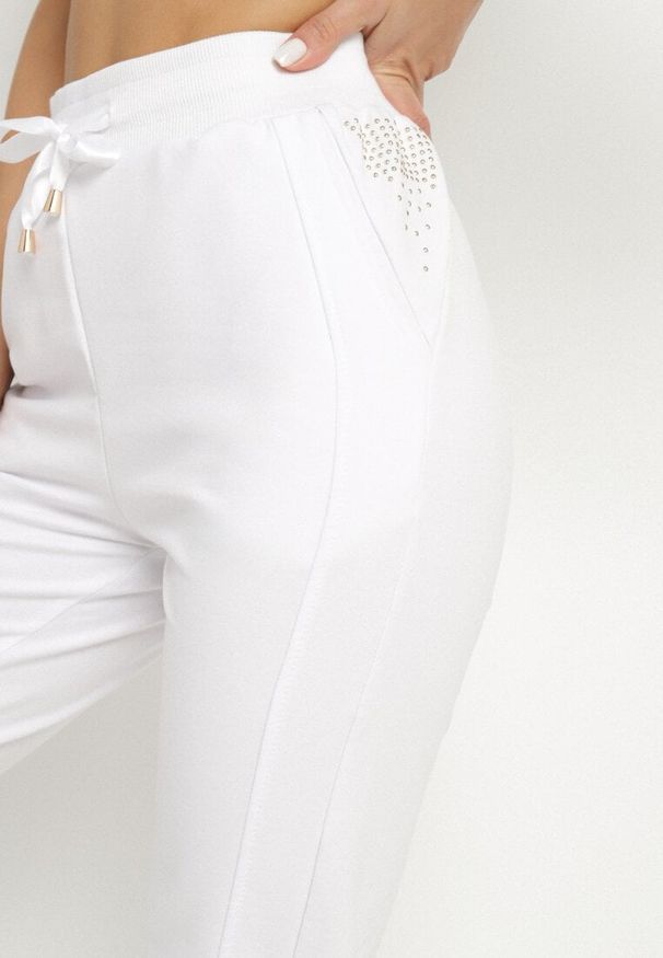 Born2be - Białe Spodnie Dresowe Typu Jogger Zdobione Cyrkoniami i Wstążkami Uliarea. Okazja: na co dzień. Kolor: biały. Materiał: dresówka. Wzór: aplikacja. Styl: casual