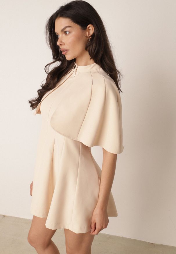 Born2be - Beżowa Elegancka Sukienka Rozkloszowana z Narzutką Imitującą Pelerynkę Faneno. Okazja: na randkę. Kolor: beżowy. Typ sukienki: proste, rozkloszowane. Styl: elegancki