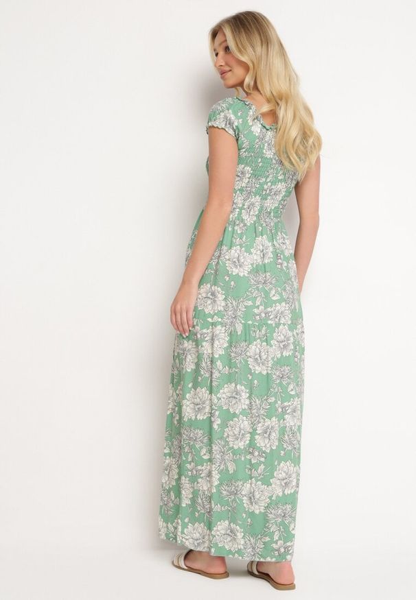 Born2be - Zielona Sukienka z Wiskozy Typu Hiszpanka z Marszczonym Dekoltem Yelbia. Typ kołnierza: dekolt hiszpanka. Kolor: zielony. Materiał: wiskoza. Wzór: kwiaty