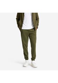 DOMYOS - Spodnie dresowe męskie Domyos Gym & Pilates. Kolor: wielokolorowy, brązowy, zielony. Materiał: poliester, bawełna, materiał, elastan. Sport: joga i pilates #1