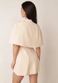 Born2be - Beżowa Elegancka Sukienka Rozkloszowana z Narzutką Imitującą Pelerynkę Faneno. Okazja: na randkę. Kolor: beżowy. Typ sukienki: proste, rozkloszowane. Styl: elegancki #3