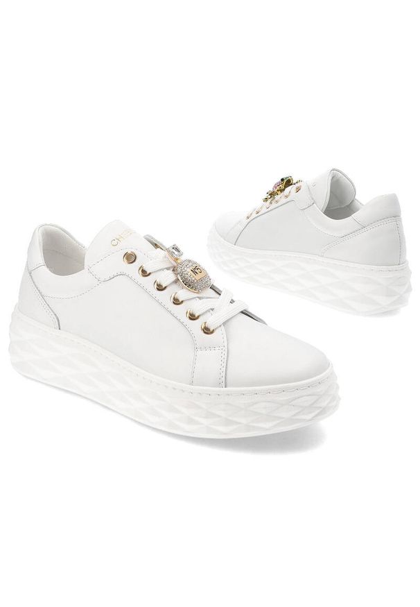 CheBello - Białe Sneakersy Chebello Modne Obuwie Damskie. Kolor: biały. Materiał: jeans. Wzór: aplikacja, napisy