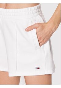 Tommy Jeans Szorty sportowe Essential DW0DW12626 Biały Regular Fit. Kolor: biały. Materiał: bawełna