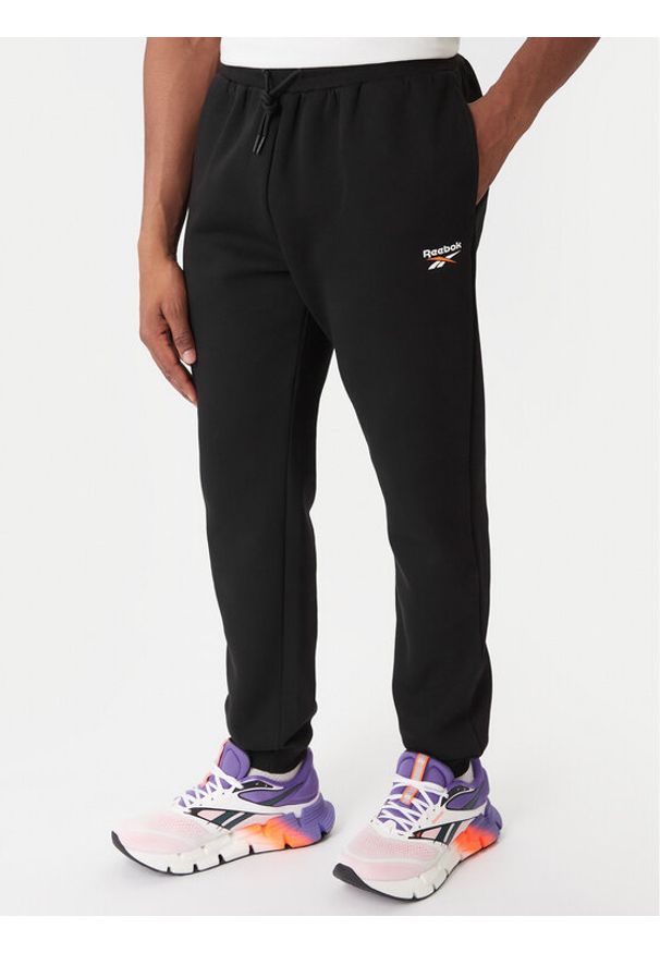 Reebok Spodnie dresowe Winchester Pant RK25146CCM Czarny Regular Fit. Kolor: czarny. Materiał: bawełna, syntetyk