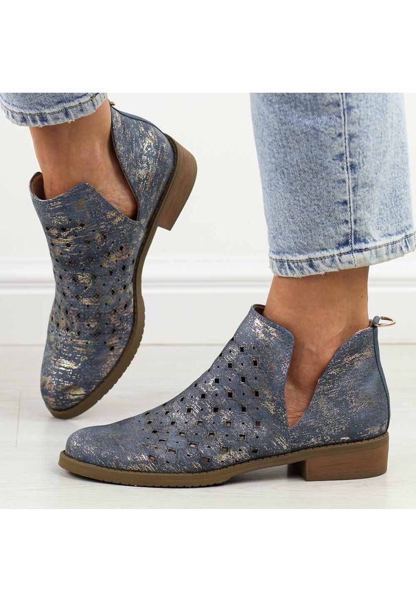 Niebieskie jeans wiosenne ażurowe botki damskie M.Daszyński Sa62-102. Nosek buta: okrągły. Zapięcie: bez zapięcia. Kolor: niebieski. Materiał: skóra. Szerokość cholewki: normalna. Wzór: ażurowy. Sezon: wiosna. Obcas: na obcasie