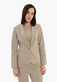 Volcano - Beżowa marynarka JB-MALIRA. Okazja: na co dzień. Kolor: beżowy. Materiał: elastan, poliamid, materiał, bawełna, jeans. Długość: krótkie. Wzór: gładki. Styl: casual, elegancki, klasyczny #1