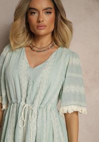 Renee - Miętowa Rozkloszowana Sukienka Boho z Bawełny Zdobiona Haftem i Wiązaniem Koriruna. Okazja: na co dzień. Typ kołnierza: dekolt w kształcie V. Kolor: zielony. Materiał: bawełna. Wzór: aplikacja, haft. Styl: boho #4