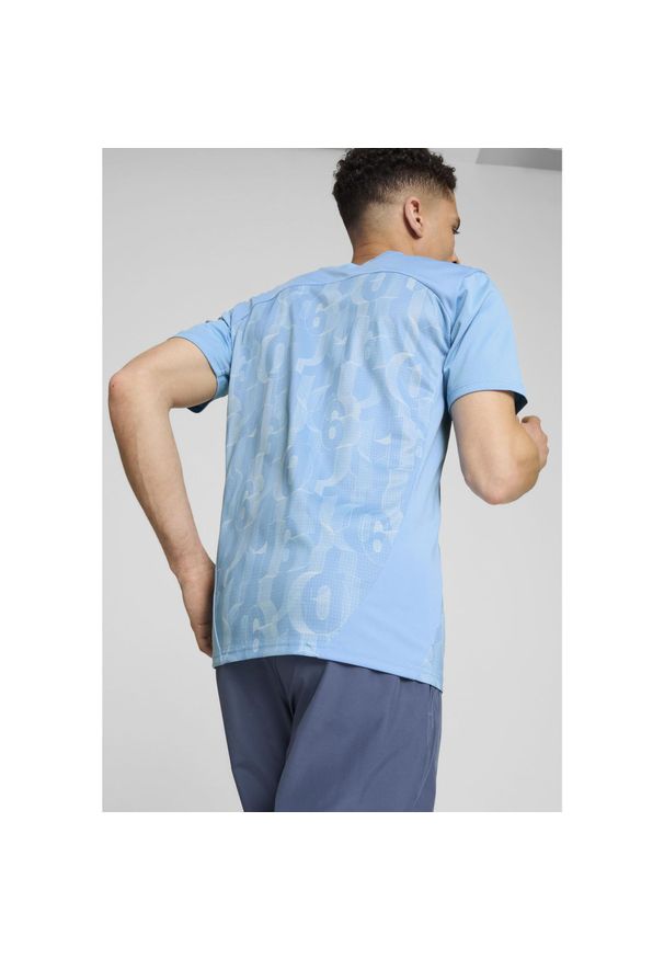 Puma - Męska koszulka przedmeczowa z krótkim rękawem Manchester City PUMA. Kolor: biały, wielokolorowy, niebieski. Długość rękawa: krótki rękaw. Długość: krótkie
