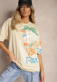 Renee - Beżowa Koszulka T-shirt z Napisami w Stylu Graffiti z Bawełny Venoma. Kolor: beżowy. Materiał: bawełna. Wzór: napisy. Sezon: lato #1