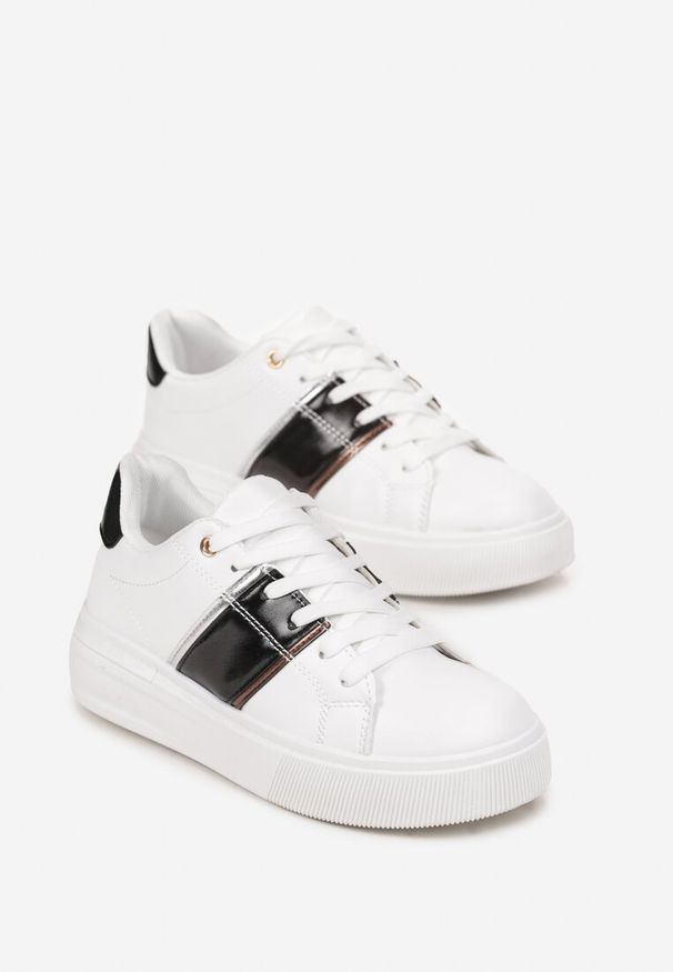 Born2be - Biało-Czarne Sneakersy z Metaliczną Wstawką Dannu. Kolor: biały. Materiał: jeans. Obcas: na obcasie. Wysokość obcasa: niski
