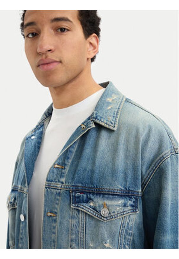 Tommy Jeans Kurtka jeansowa DM0DM22472 Niebieski Regular Fit. Kolor: niebieski. Materiał: bawełna