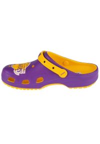 Klapki Crocs Classic Nba La Lakers Clog 208650-75Y fioletowe. Okazja: na plażę. Kolor: fioletowy. Materiał: guma. Sezon: lato