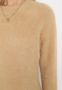 Born2be - Brązowy Klasyczny Sweter z Puchatego Materiału Oversize Miarra. Kolor: brązowy. Materiał: materiał. Styl: klasyczny