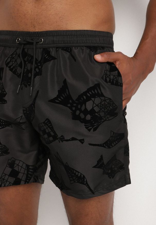 Born2be - Czarne Kąpielówki w Geometryczny Wzór ze Sznurkiem Lilomea. Kolor: czarny. Wzór: geometria