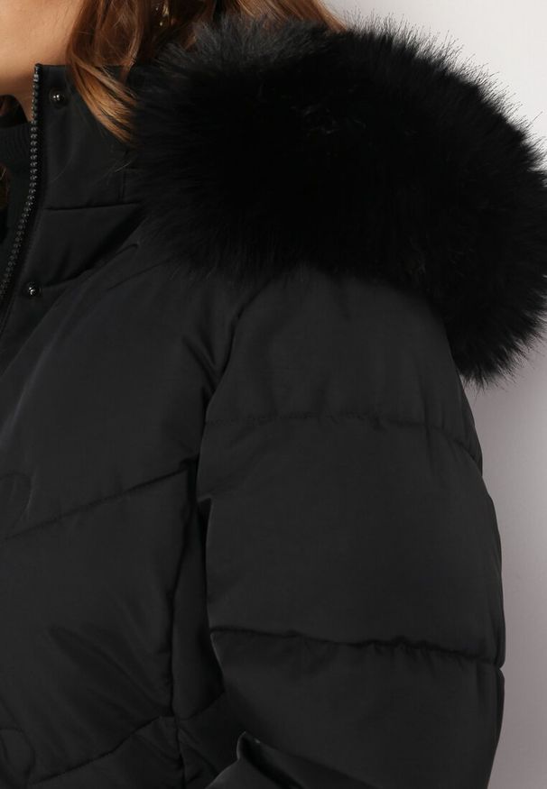 Born2be - Czarna Pikowana Kurtka z Kapturem i Futerkiem Vanisma. Typ kołnierza: kaptur. Kolor: czarny. Materiał: futro. Wzór: aplikacja