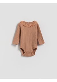Reserved - Bawełniane body z falbanką - brązowy. Kolor: brązowy. Materiał: bawełna #1