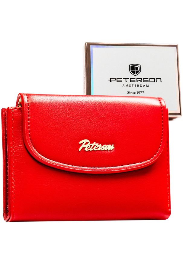 Poziomy, czerwony i gładki portfel damski ze skóry ekologicznej zamykany zatrzaskiem magnetycznym - Peterson. Kolor: czerwony. Materiał: skóra ekologiczna. Wzór: gładki