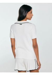 Big-Star - Koszulka damska polo z kontrastowym wykoŅczeniem biała Micka 100. Typ kołnierza: polo. Kolor: biały. Materiał: prążkowany, skóra, dzianina. Wzór: aplikacja. Styl: elegancki, sportowy #2