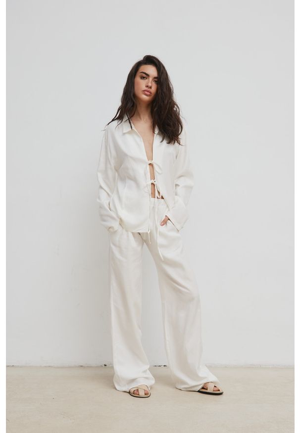 Marsala - Luźne spodnie z dodatkiem lnu w kolorze SOFT WHITE - ASPRO-XL. Materiał: len. Styl: elegancki