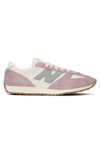 Buty unisex New Balance U471AL – różowe. Kolor: różowy. Materiał: zamsz. Szerokość cholewki: normalna. Wzór: jodełka. Sezon: lato
