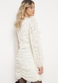Born2be - Jasnobeżowa Koronkowa Sukienka z Marszczeniem i Falbankami z Półprzezroczystymi Rękawami Zialda. Okazja: na spotkanie biznesowe, na co dzień. Typ kołnierza: kołnierz z falbankami. Kolor: beżowy. Materiał: koronka. Typ sukienki: proste. Styl: elegancki, casual, klasyczny, biznesowy #5