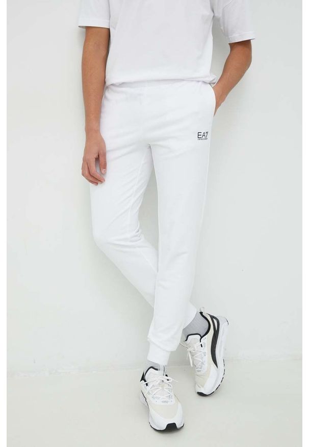 EA7 Emporio Armani spodnie dresowe bawełniane kolor biały gładkie. Kolor: biały. Materiał: bawełna, dresówka. Wzór: gładki